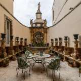 Prima di lasciare la dimora i proprietari ci conducono nello scenografico patio